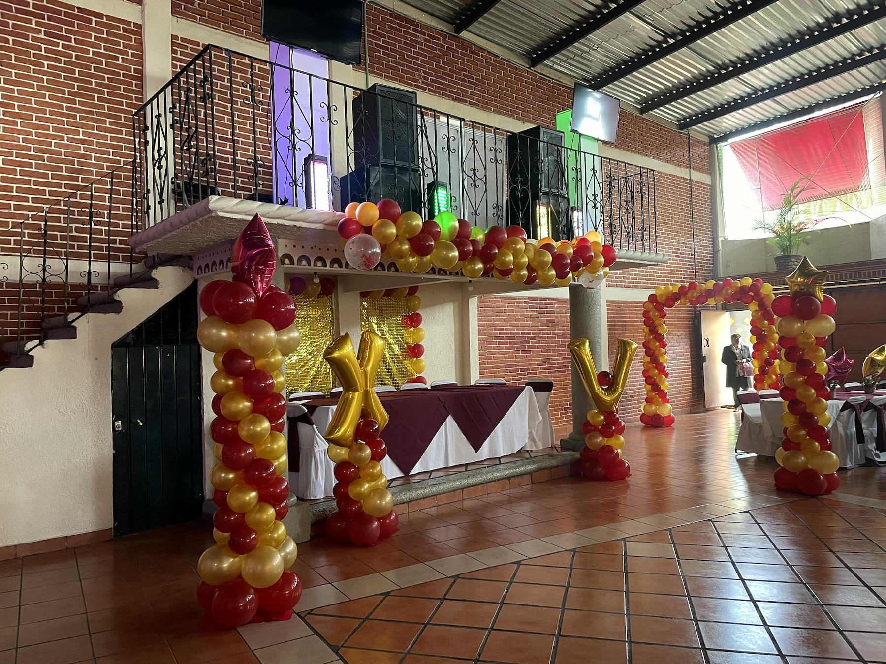 Escenario decorado con arco de globos
