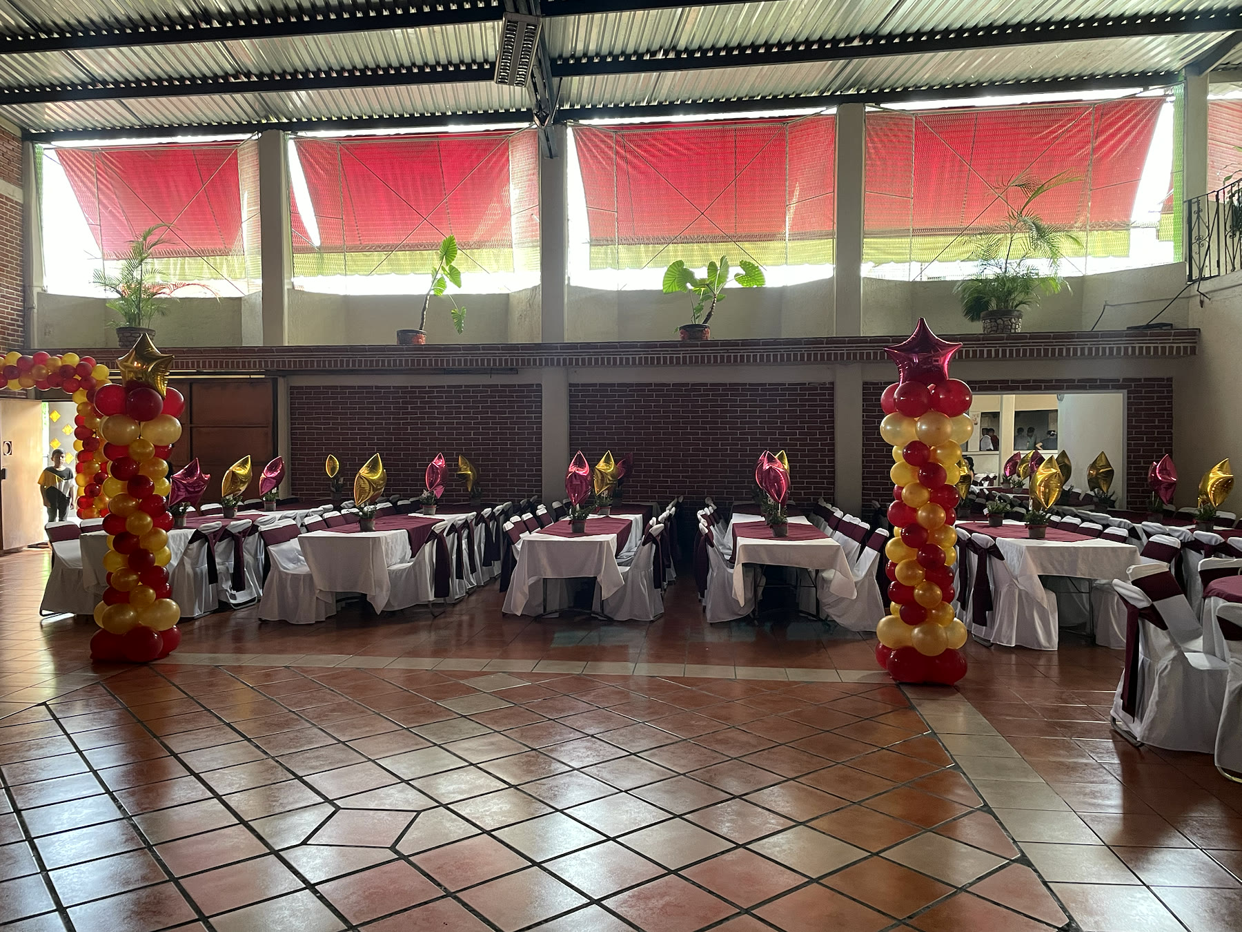 Vista amplia de Salón Fiesta con mesas montadas
