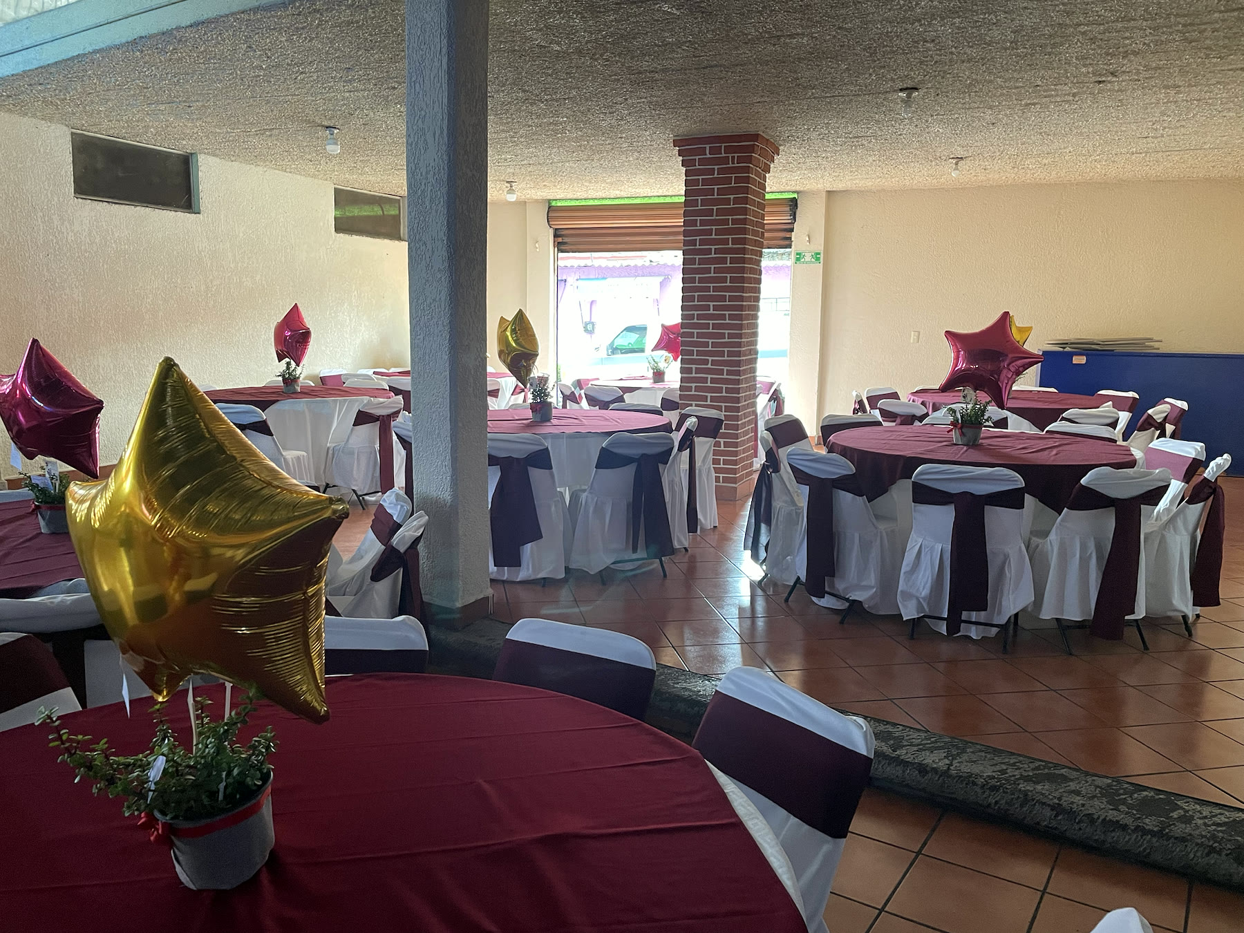 Montaje de salón con centro de mesa y globos