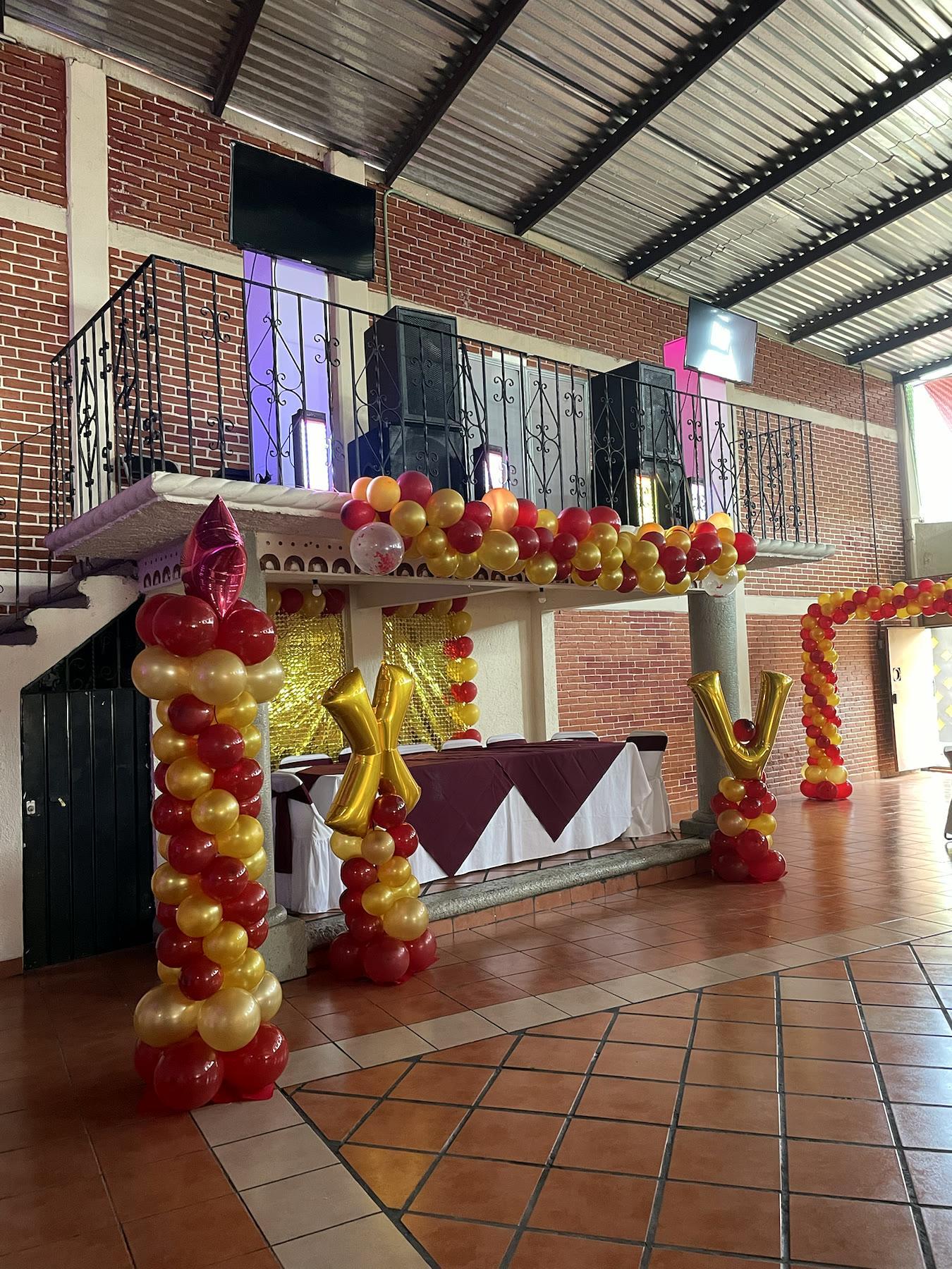 Decoración principal de escenario en Salón Fiesta