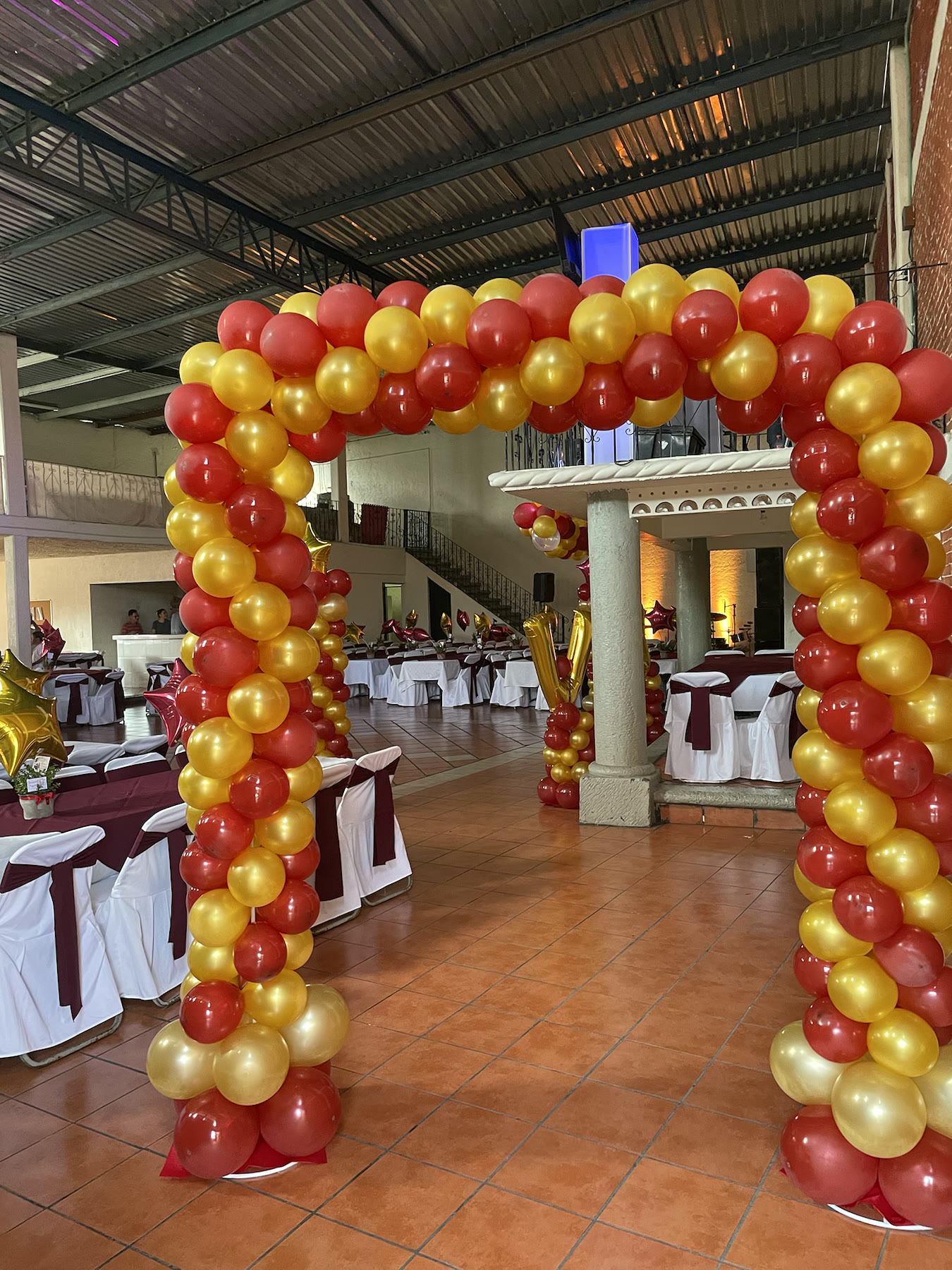 Mesa de invitados junto a arco de globos