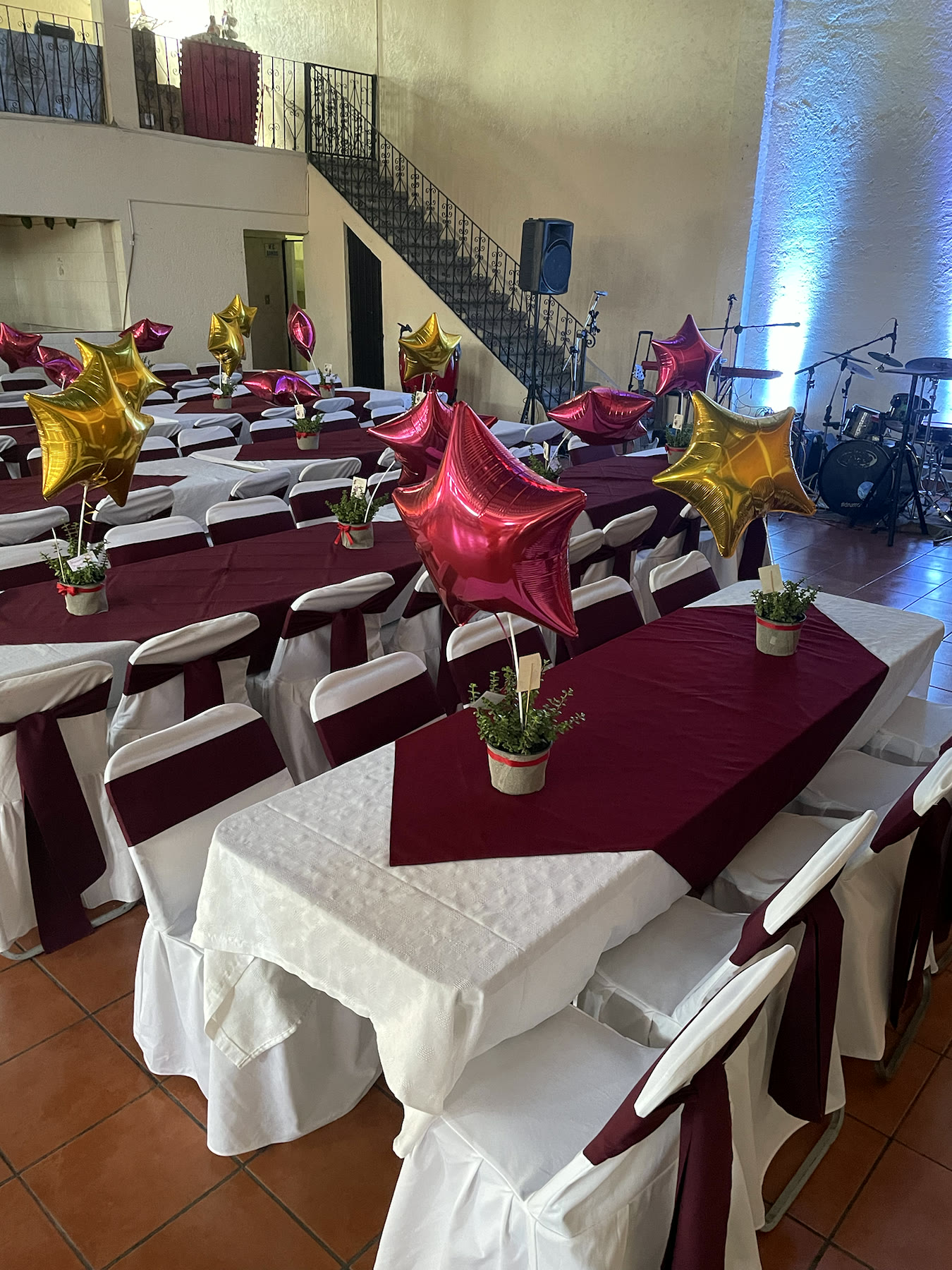 Montaje para banquete con iluminación de escenario