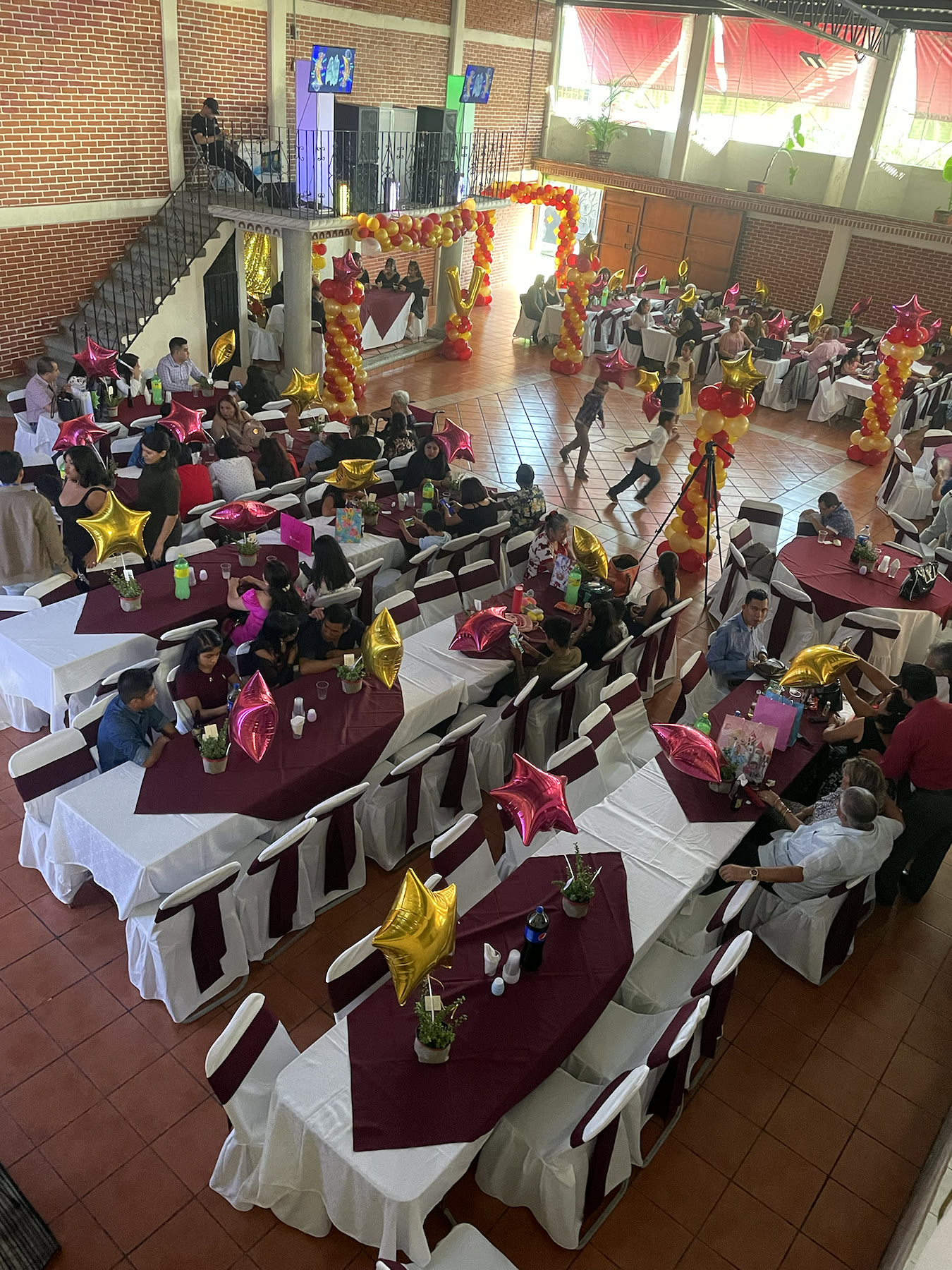 Evento en curso con invitados en Salón Fiesta
